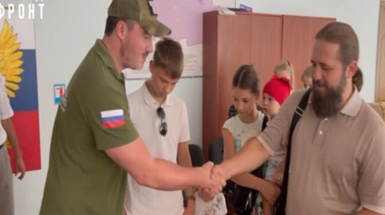 Піп вивіз 8 дітей в окупацію. Прихильники "російського світу" виїжджають на лівобережжя Херсонщини