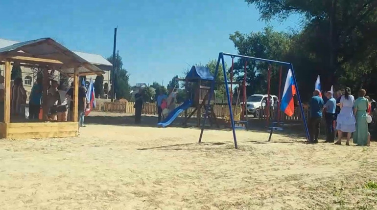 Календар дав збій. В останні дні літа в окупованому Новоайдарі урочисто відкрили міський пляж