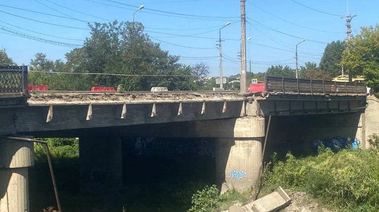 На окупованій Луганщині засумнівалися в надійності мостів через річку Лугань. Що стало з переправами
