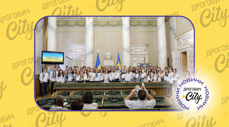 Ученицю з Дрогобиччини, яка здобула 800 балів у НМТ, нагородили подякою та премією