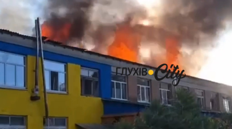 Армія рф вдарила по Будинку культури в Есмані. Виникла масштабна пожежа