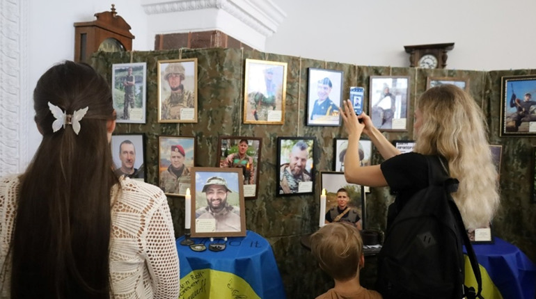 У Краєзнавчому музеї відкрили виставку "Янголи неба" на честь загиблих захисників України"