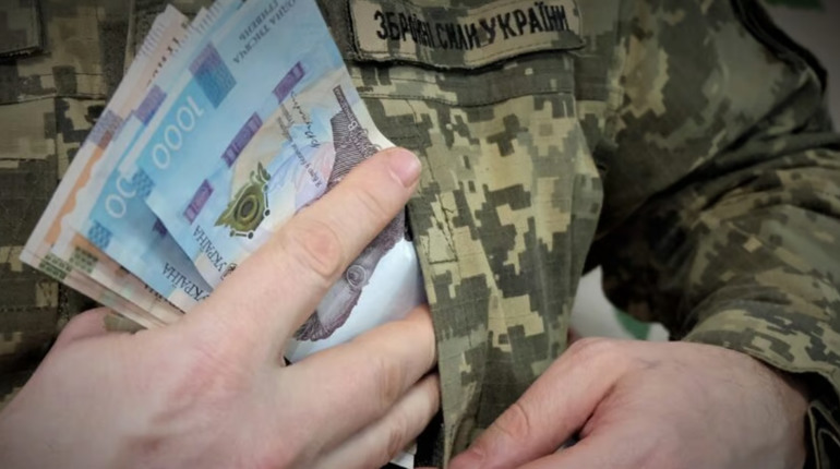 Ще 17 військових з Луганщини та члени їхніх сімей отримали грошову допомогу від громади
