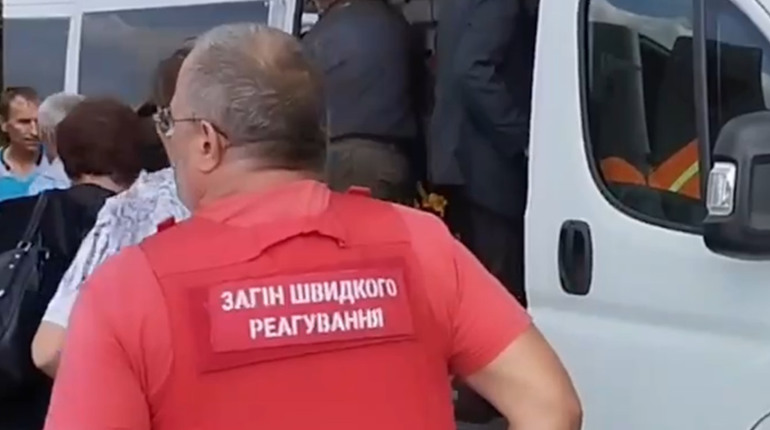 «Там дуже високий рівень небезпеки». Із села на Глухівщині волонтери евакуювали 57 людей