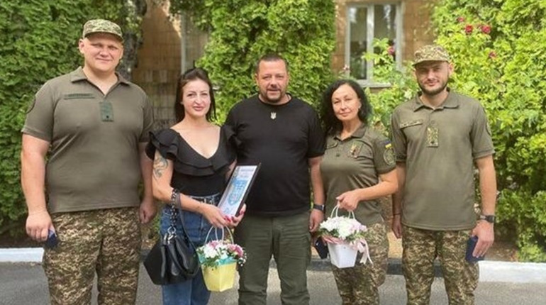 За відвагу і незламний дух. Військовослужбовці з Луганщини отримали відзнаки від однієї з громад