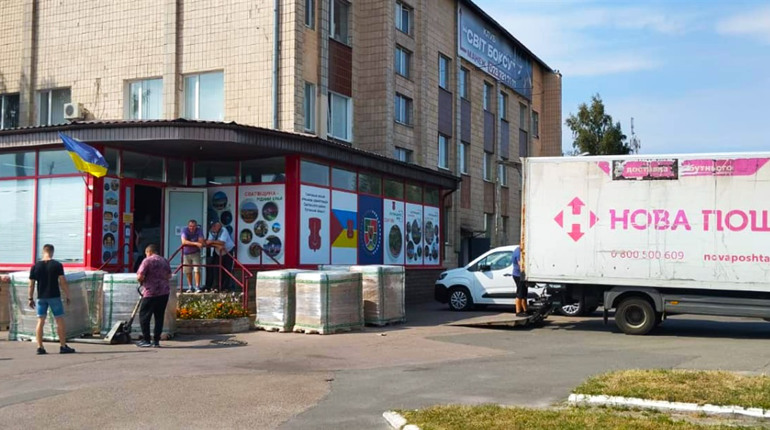 Для ВПО з Луганщини привезено дев’ять палет з гуманітарною допомогою. Де видаватимуть