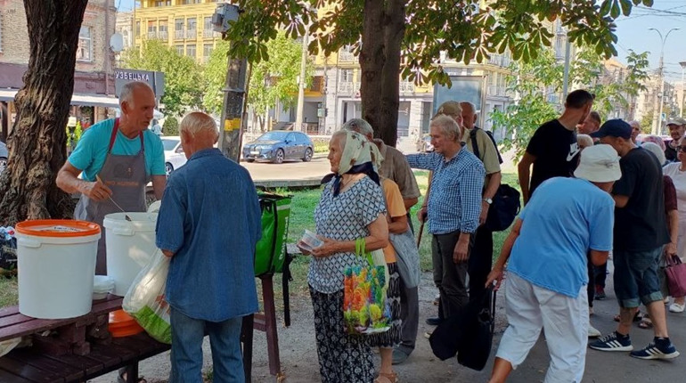 Їжа життя. Для ВПО з Луганщини працюють точки роздачі гарячих обідів
