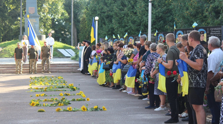 Соняхи пам'яті: в Менській громаді вшанували полеглих захисників України