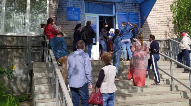 Черга вже на жовтень. На окупованій Луганщині неможливо потрапити до пенсійної установи