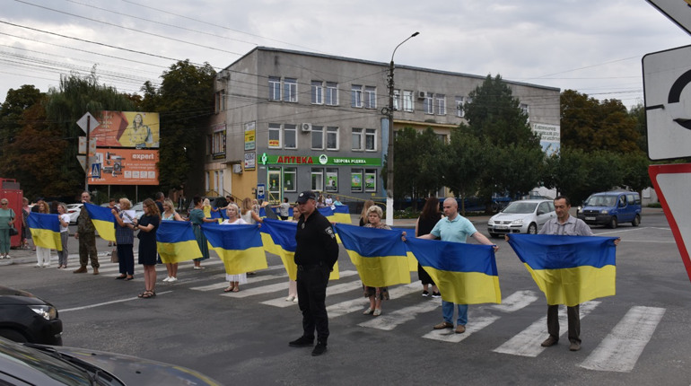 Момент єдності: 29 серпня у Старокостянтинові зупинили рух транспорту