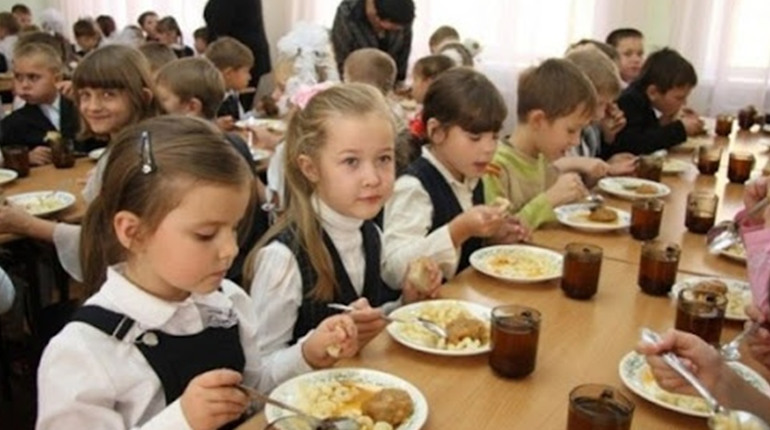 У Запоріжжі вперше за три роки у школах запрацює шкільне харчування. Скільки коштуватиме обід