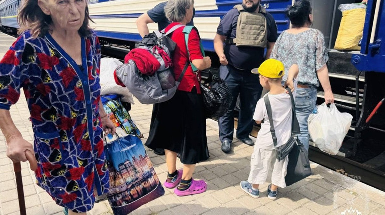 Евакуація з Донеччини продовжується: Павлоград стає новим пунктом відправлення евакуаційних потягів
