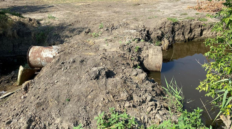 На Одещині чоловік самовільно перекрив річку дамбою, щоб поливати баштан