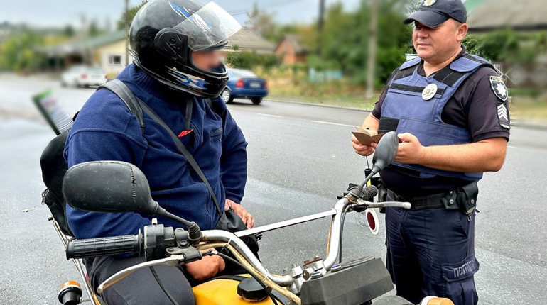 На дорозі слід бути уважним: у Первомайську поліцейські провели профілактичні заходи з водіями