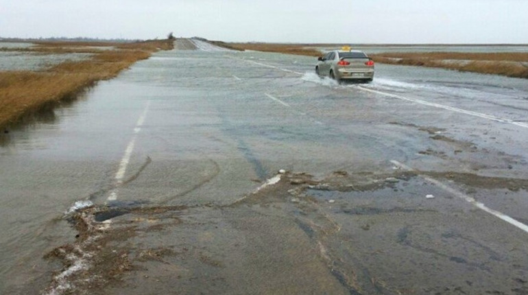 Острів Арабатська стрілка. Затопило дорогу, що з’єднує окупований населений пункт з Генічеськом