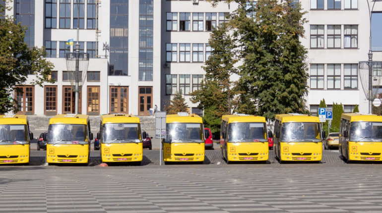 Лозівському району передали нові шкільні автобуси. Які заклади освіти отримали транспорт