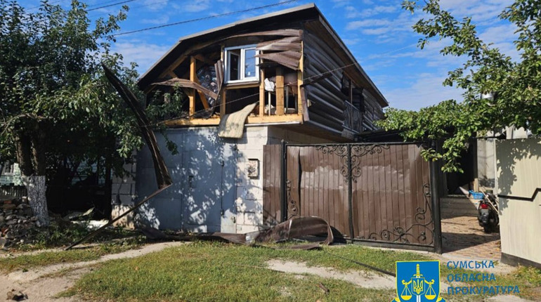 Рф атакувала Глухів трьома КАБами. Є поранені люди та пошкоджені обʼєкти