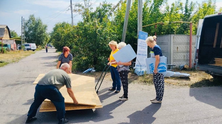 Благодійники продовжують надавати допомогу жителям Покровська, які постраждали від ворожих обстрілів