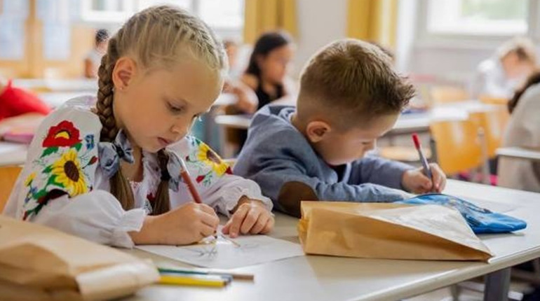 У Чернігові першокласники з вразливих категорій отримають матеріальну допомогу у сумі 2500 гривень