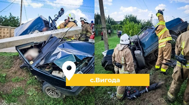 У селі Вигода автівка збила стовб електромережі: двох чоловіків заблокувало у салоні