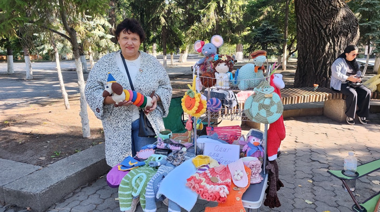 «Кожушки» для чашок, іграшки та речі для тваринок в'яже майстриня із Первомайська