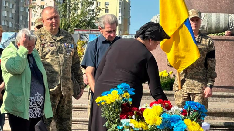 Южненська громада провела в останню путь військового Дмитра Нефьодова (ФОТО)