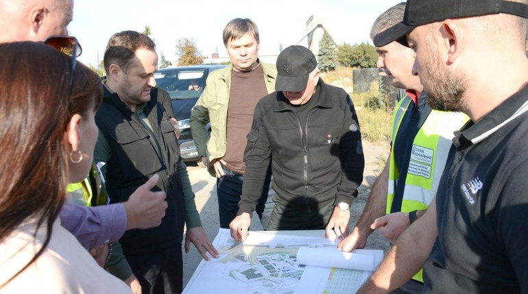 Відбудова житла та інфраструктури: міністр Олексій Кулеба здійснив робочий візит до Тростянця