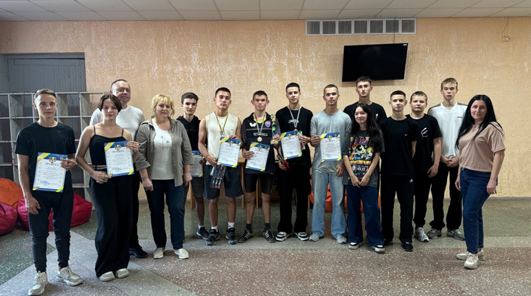У Мені грали в настільний теніс. Хто переміг