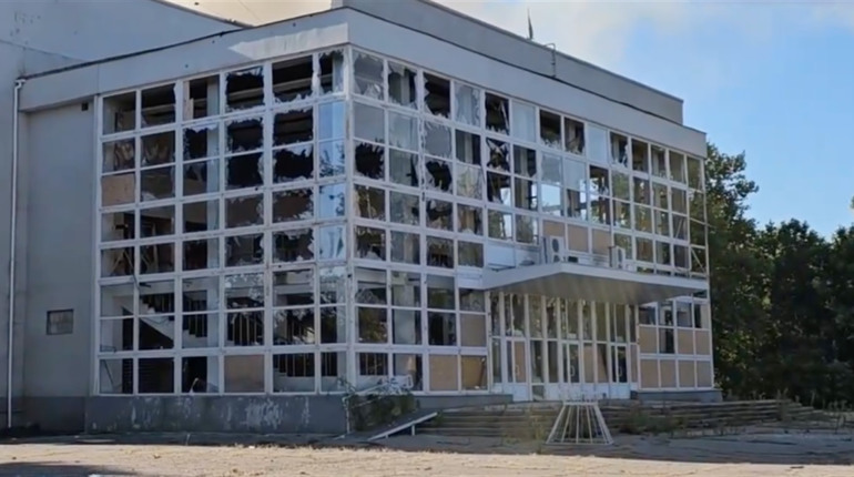 25 вересня російські окупанти скинули два КАБи на Херсон. Пошкоджено Палац молоді та студентів