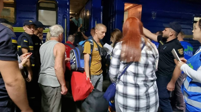 47 мешканців Донеччини, серед яких 14 дітей, евакуйовані поїздом до Чернівецької області