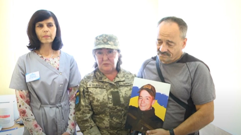 Родина загиблого захисника Олександра Гладунова подарувала амбулаторії електрокардіограф