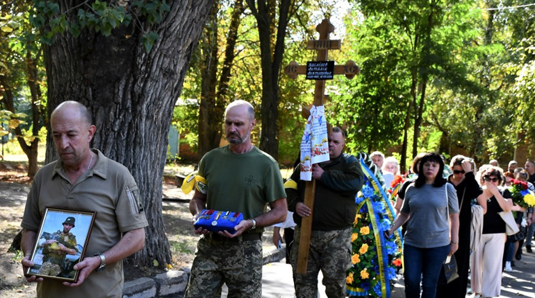 У Нікополі попрощалися із загиблим героєм Віталієм Наслєдовим