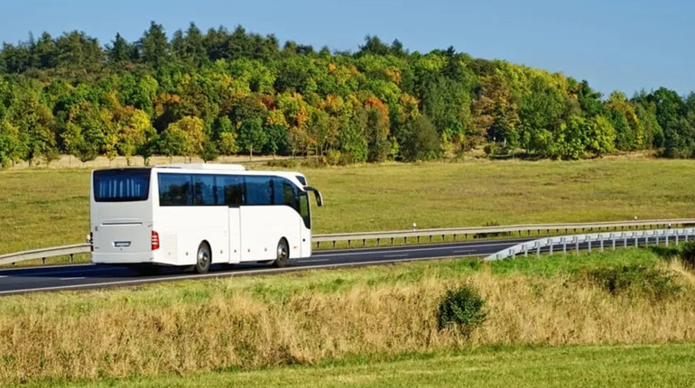 Запорізькі рятувальники отримали два автобуси від релокованої Мелітопольської громади
