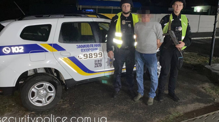 У Фастові поліція охорони Київщини затримала грабіжника, який вночі вдерся до магазину