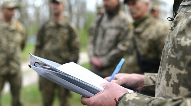 Мобілізацію обмежено придатних до 25 років заборонили. Але що буде з тими, хто вже у війську