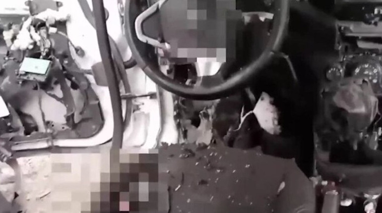У Новотроїцькому підірвали автівку головного місцевого поліцая