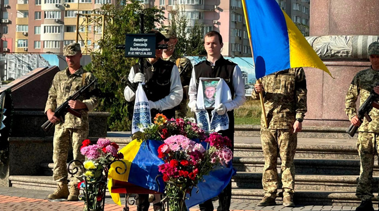 Южненці провели в останню путь військового Олександра Матвійчука (ФОТО)