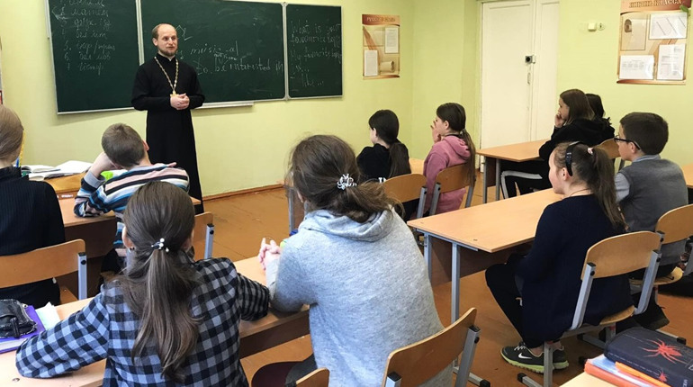 "Шкільні парафії". На Луганщині росіяни залучатимуть священиків РПЦ до "виховання" молоді в школах