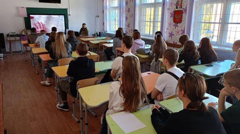 У школах Мелітополя солдати РФ агітують молодь вступати до військових вузів