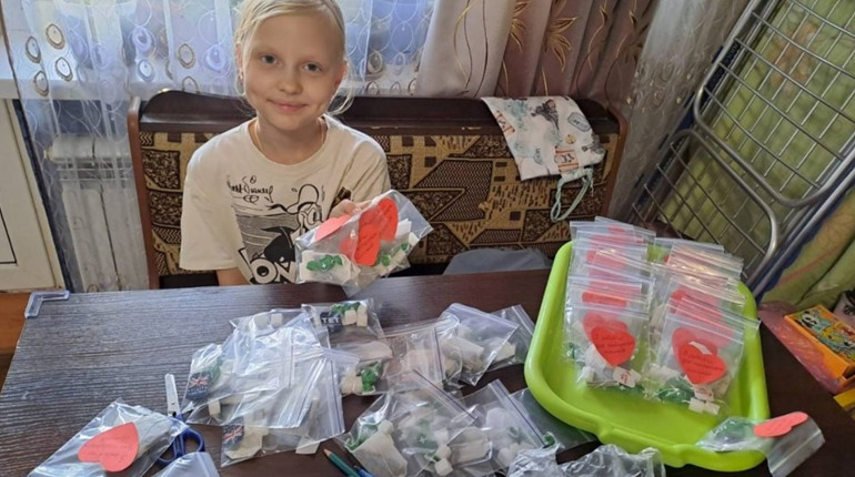 Чуйне серденько: як восьмирічна Міланка з Ніжина готує для воїнів подаруночки