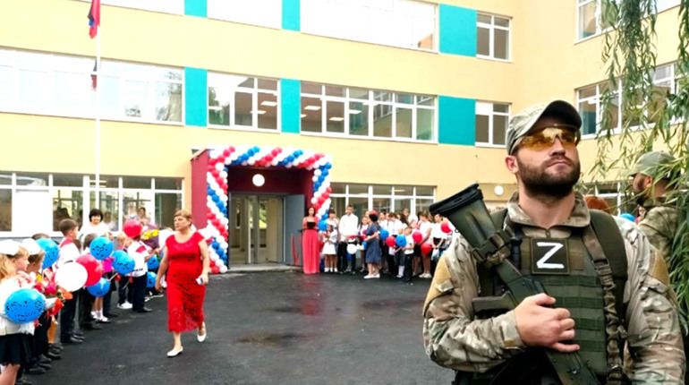 Zомбування триває. На Луганщині окупанти переконують молодь "у благих намірах" російської армії