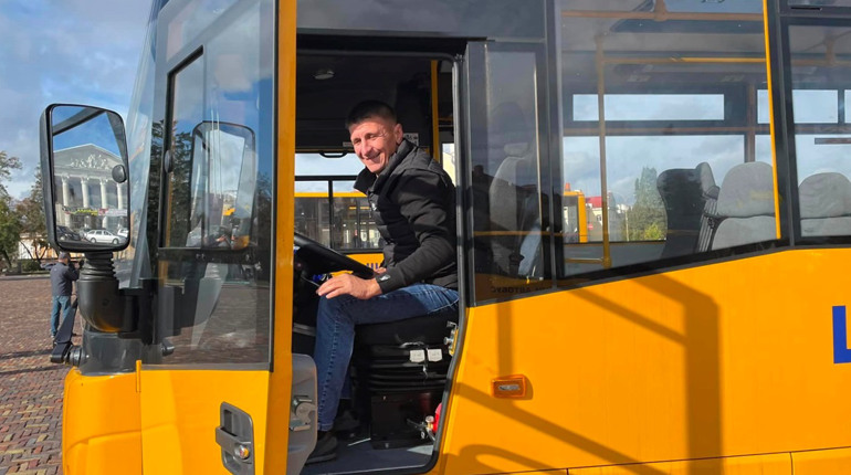 Менська громада отримала новий шкільний автобус