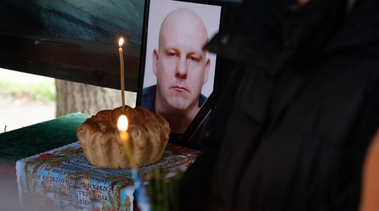 Нікополь попрощався з героєм: в останню путь провели Василя Чередниченка