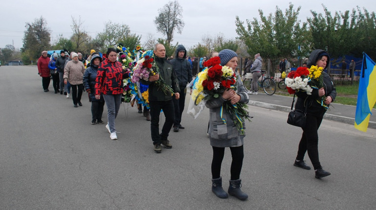 Назавжди 48 років: у селищі Вороніж провели в останню путь захисника України Віктора Пінчука