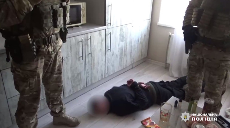 На Сумщині затримали чоловіка, якого підозрюють у розбещенні 13-річної