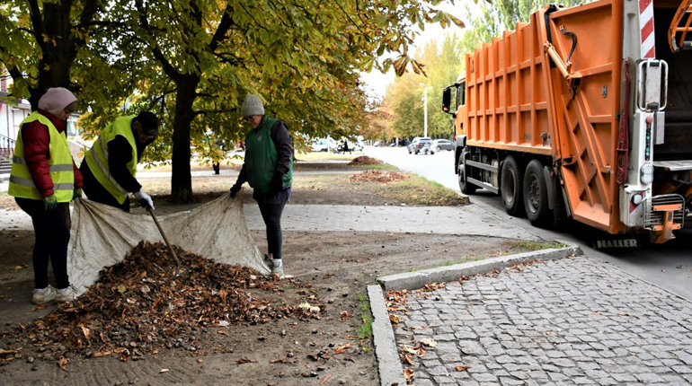 Попри обстріли, Нікополь продовжує благоустрій: які роботи тривають у місті