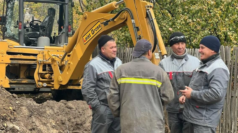 Поспішай повільно. У Лисичанську "відновлюють" водопостачання лише п’ятеро "гастарбайтерів"