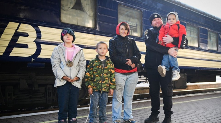 З прифронтового Приморського евакуювали родину з трьома дітьми