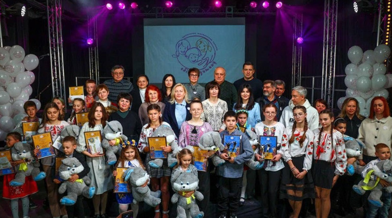 Школярі Петропавлівської та Курилівської громад взяли участь у мистецькому проєкті "Обійми дитину"