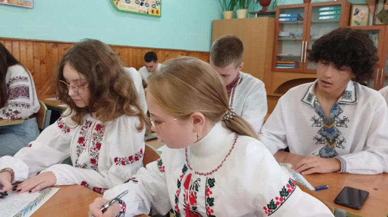 Всеукраїнський диктант писали разом первомайські ліцеїсти з миколаївськими студентами та акторами